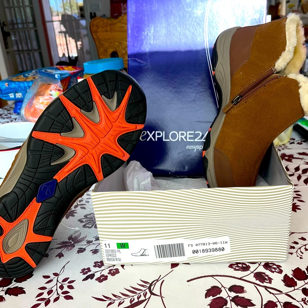 NIB Easyspirit 11 W. Esprisco. Mbrown m su. Zippers on both sides of the shoe
